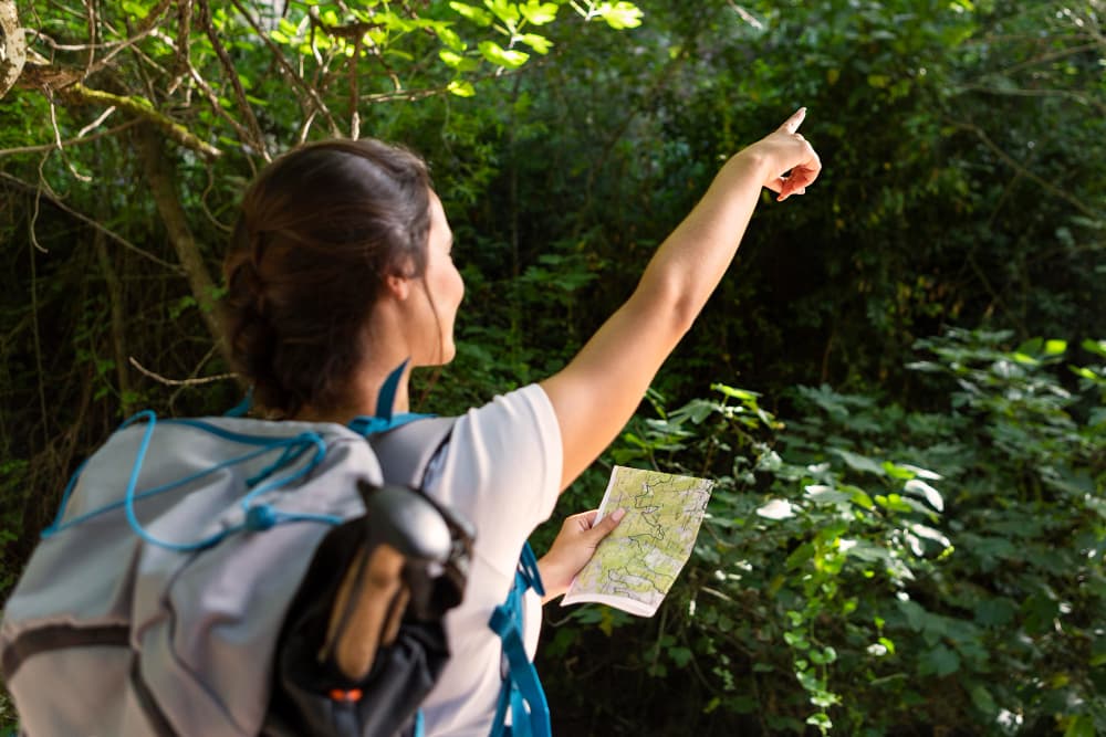 Chica explorando con un mapa en la selva