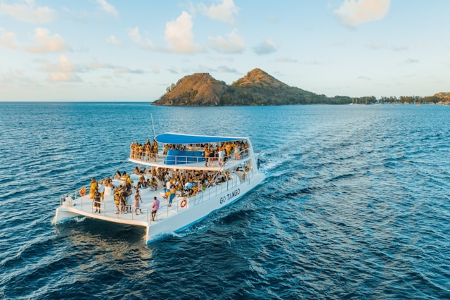 fiesta en catamaran con muchos amigos