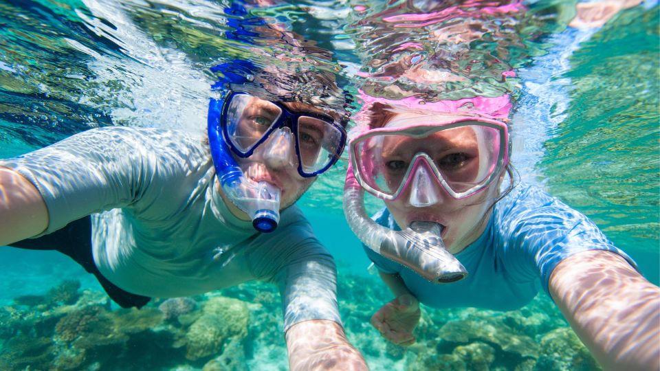 Dos personas haciendo Buceo