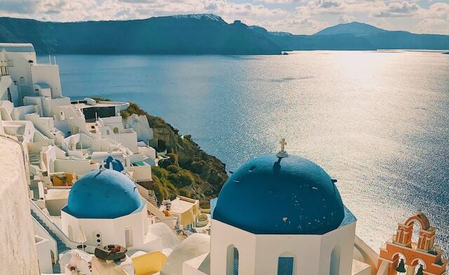 Grecia con mar y arquitectura