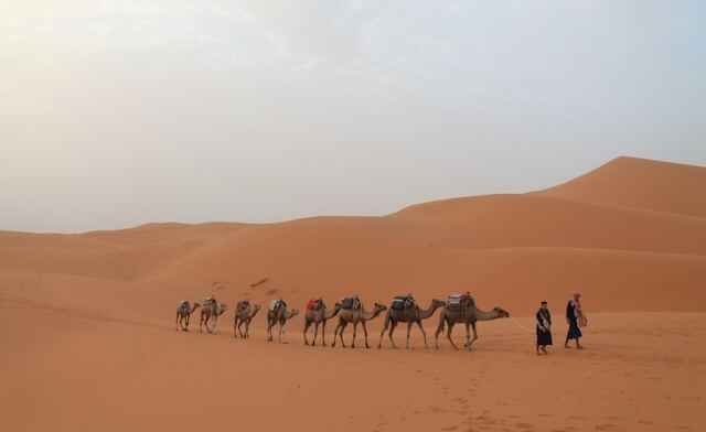 personas en el desierto marruecos