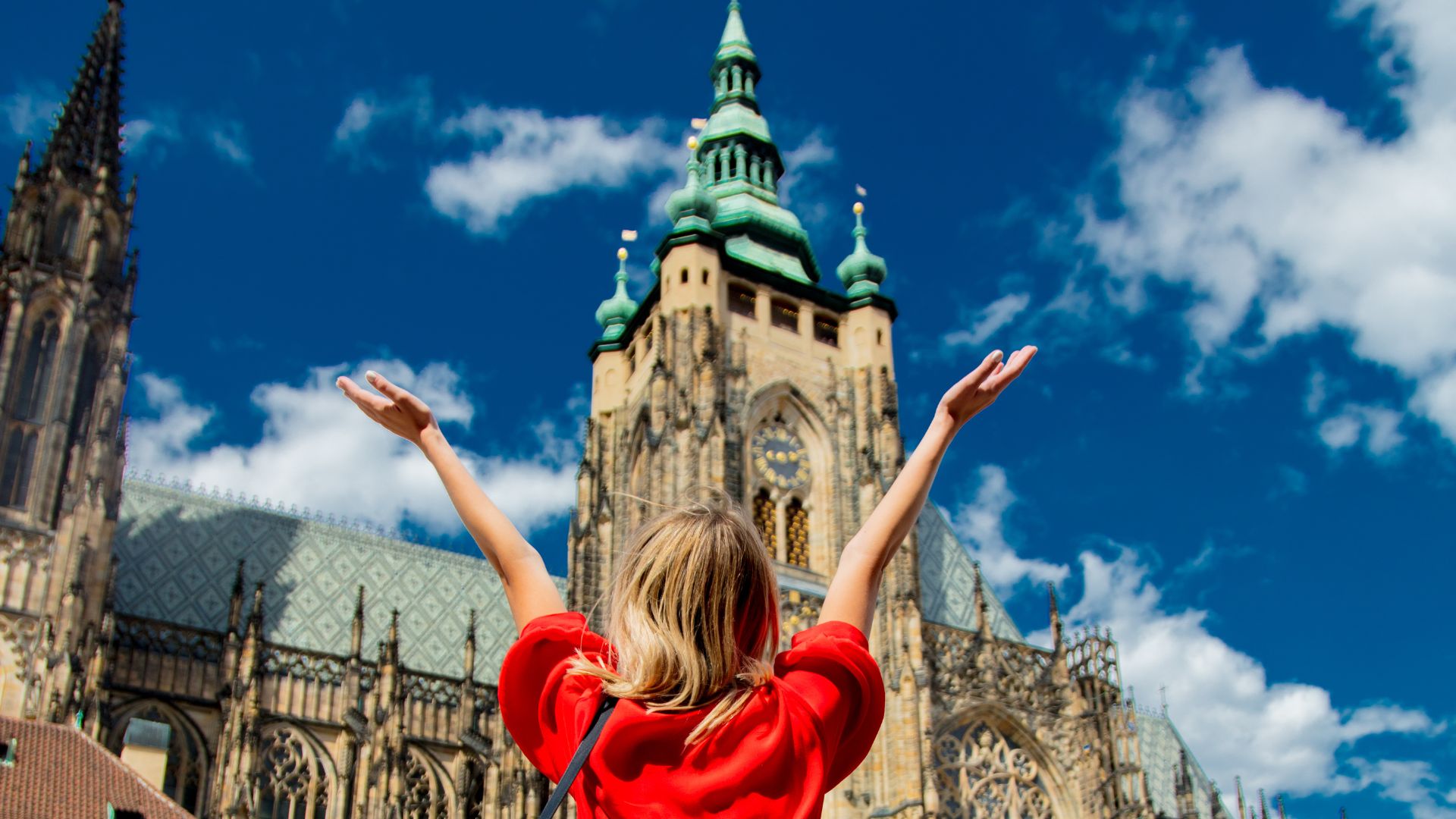 Chica feliz en Praga img